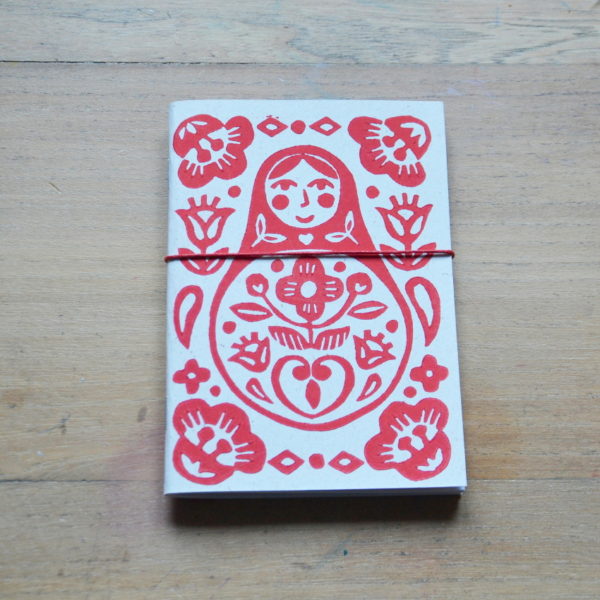 Carnet imprimé à la main encre rouge sur papier recyclé