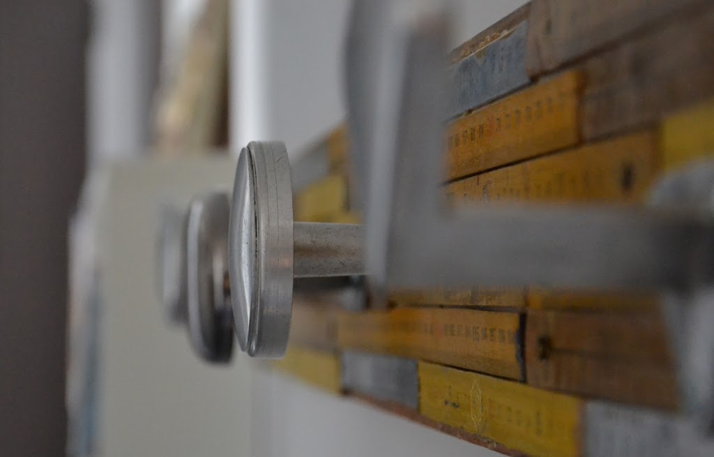 Porte-manteau avec des mètres