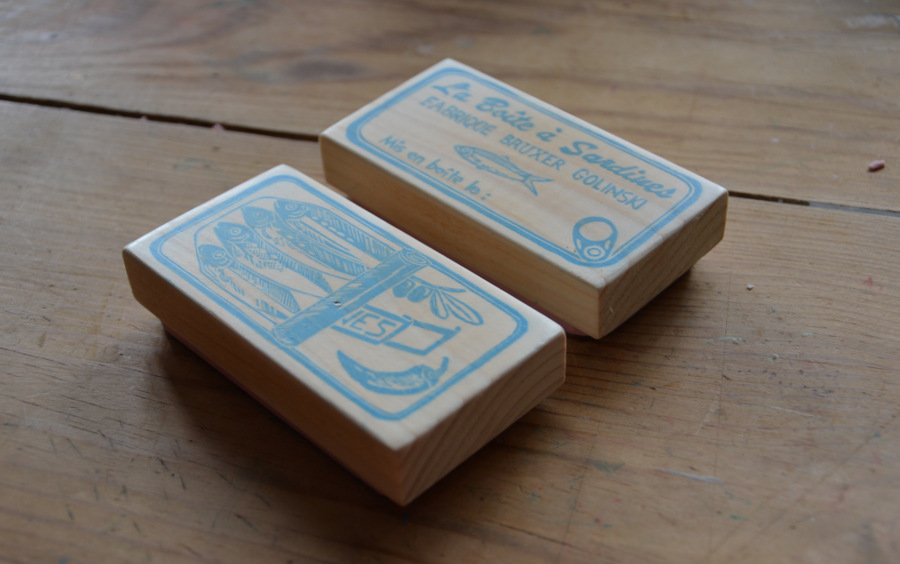 Un tampons gravé personnalisé pour un faire-part de naissance