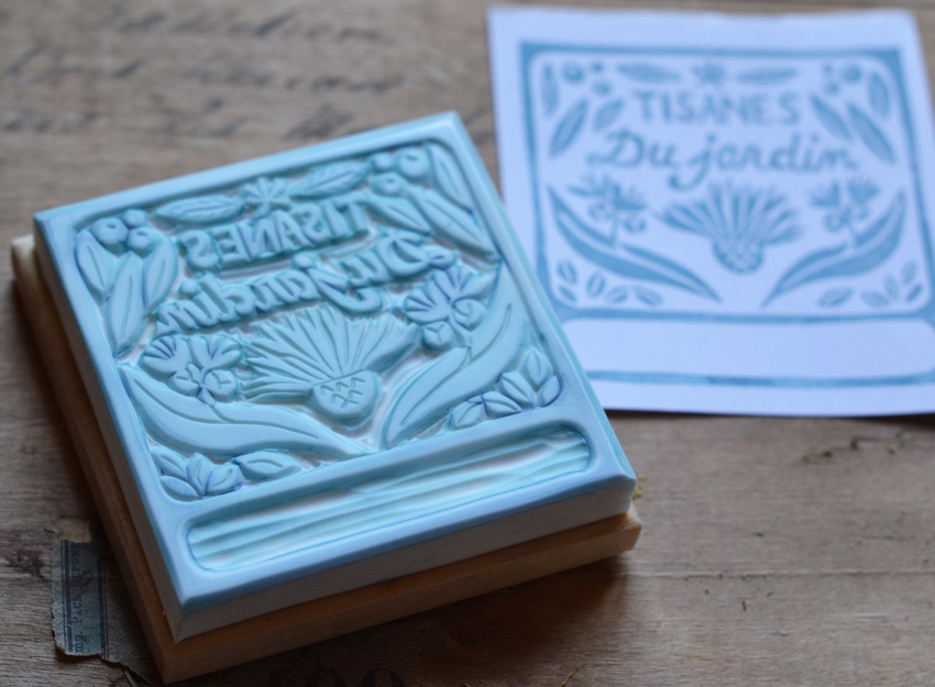 tampon-grave-main-etiquettes-tisanes-la-fabutineuse-5